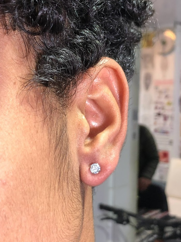 Brinco de zircônia grande aplicado no lóbulo