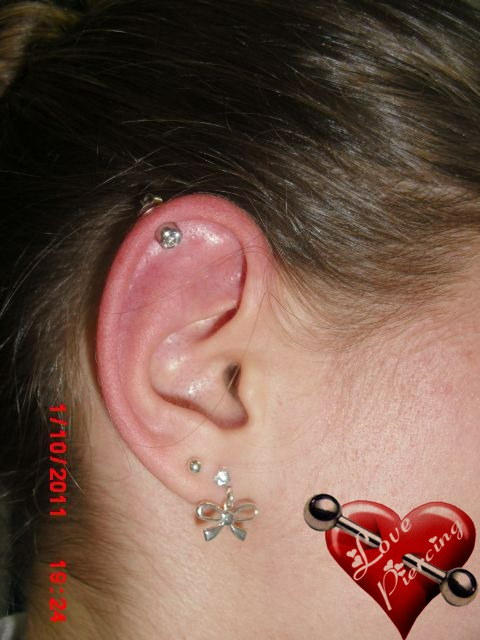Orelha com brincos e piercing de hélix com joia